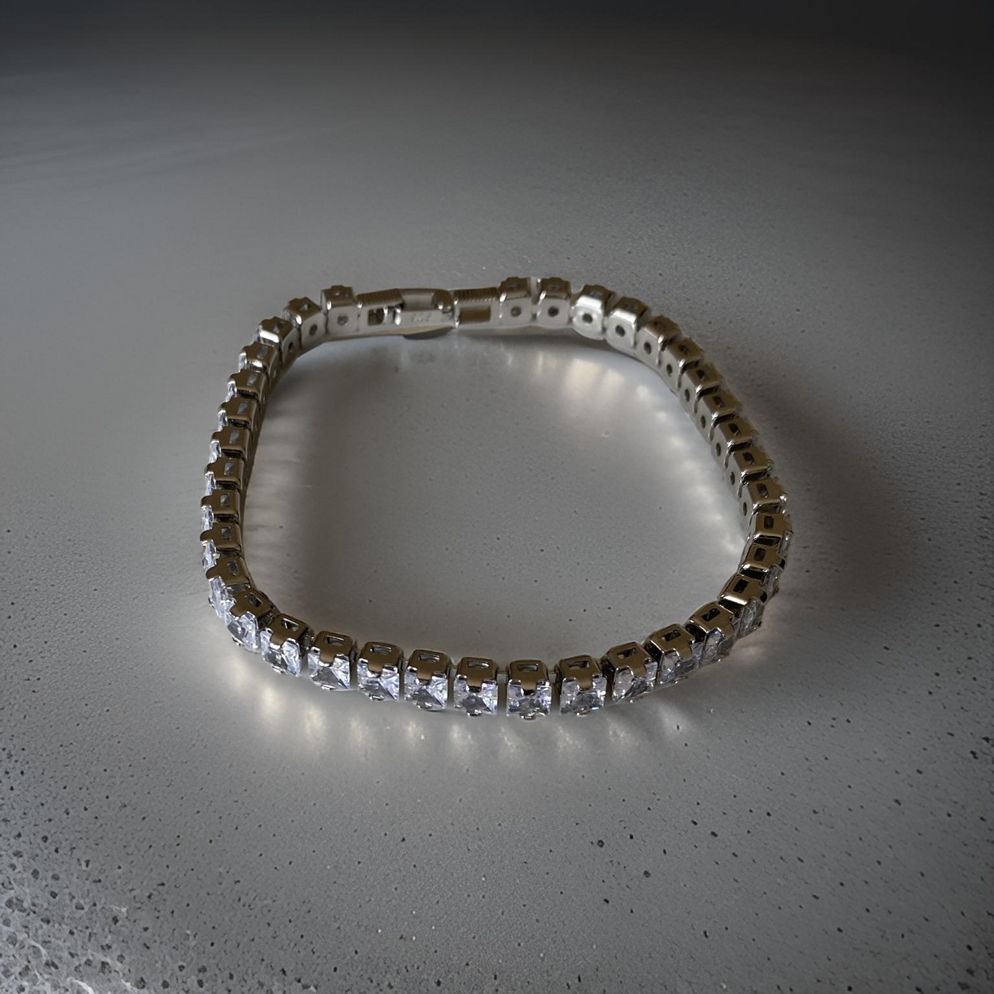 Pulsera de Plata de Esterlina 925 y Zircón, modelo Tennis de 4 mm, Largo 17 cm.